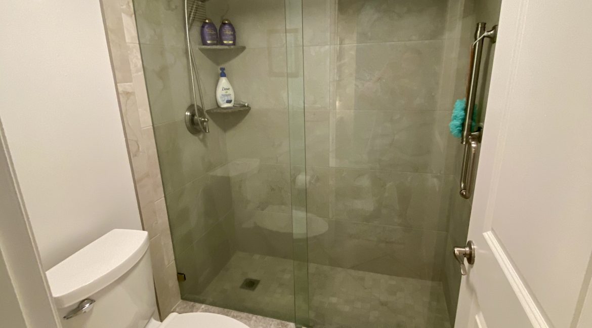 1209 E New Haven 205 bath