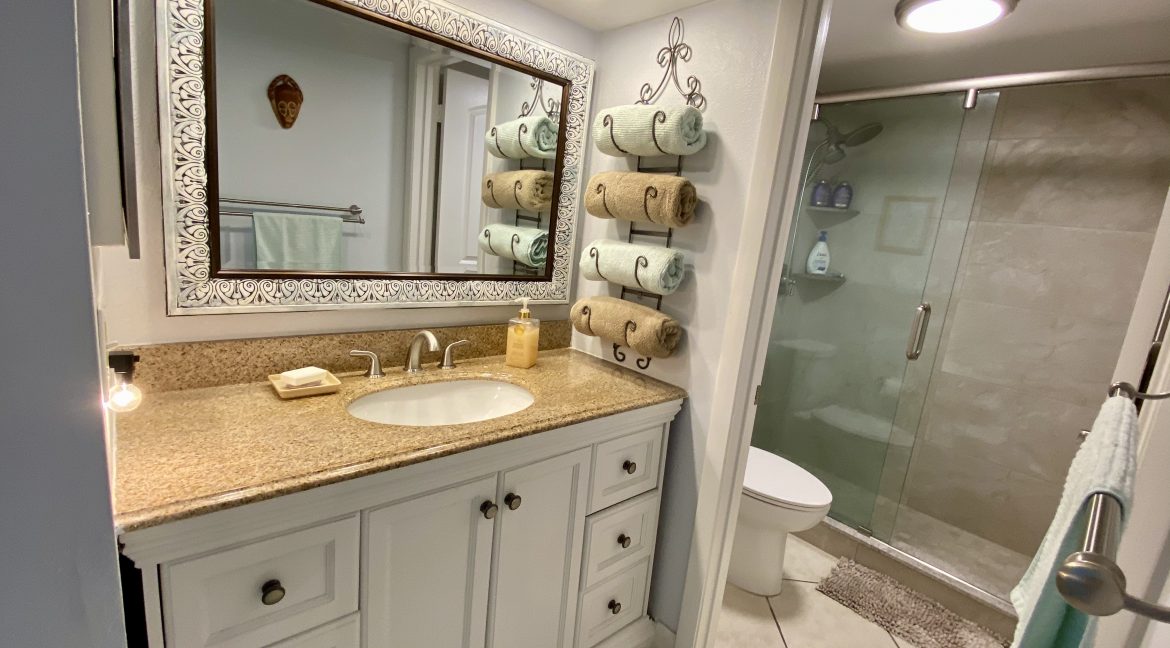 1209 E New Haven 205 bath 2