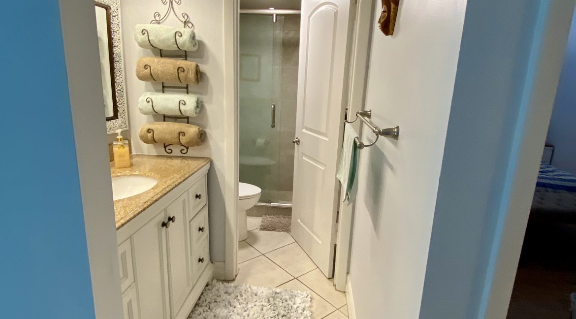 1209 E New Haven 205 bathroom 6