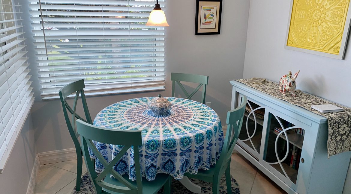 1209 E New Haven 205 dining