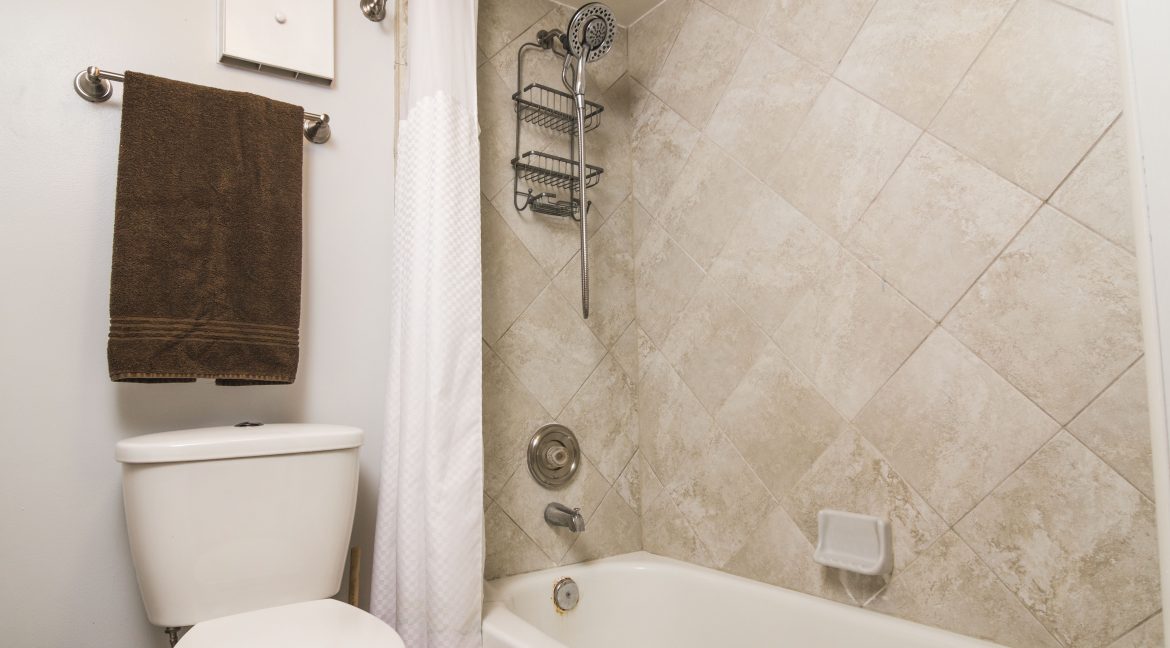 1209 E New Haven Ave 102 bath