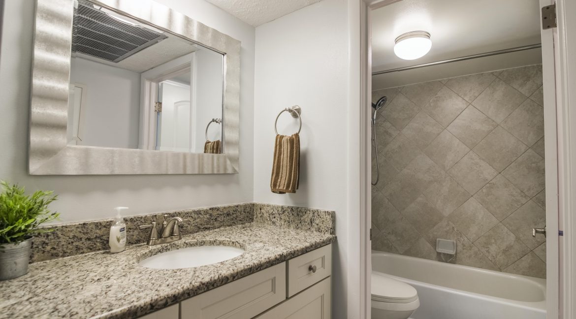 1209 E New Haven Ave 102 bathroom 2