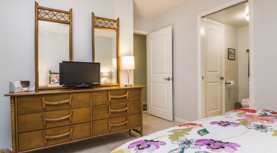 1209 E New Haven Ave 102 bedroom